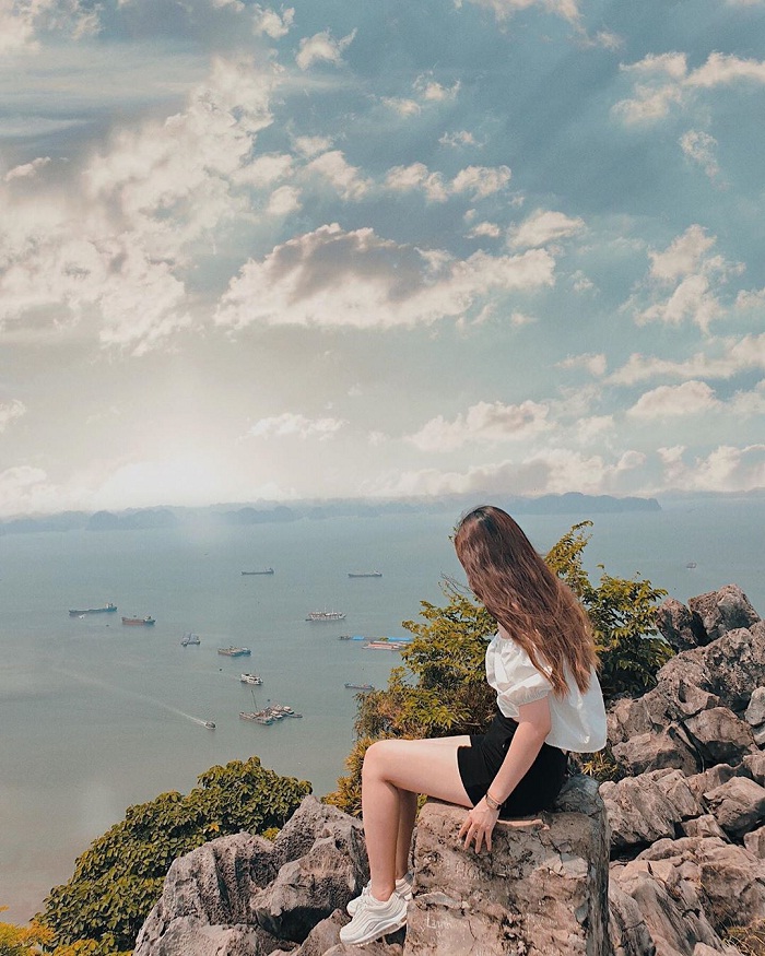 Núi Bài Thơ – địa điểm tuyệt vời để ngắm trọn vẹn vẻ đẹp thơ mộng của vịnh Hạ Long