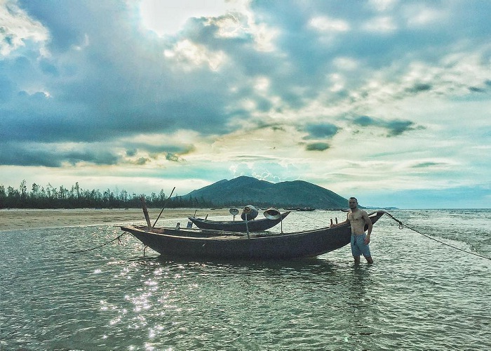 What makes Ky Ninh Ha Tinh beach so attractive?