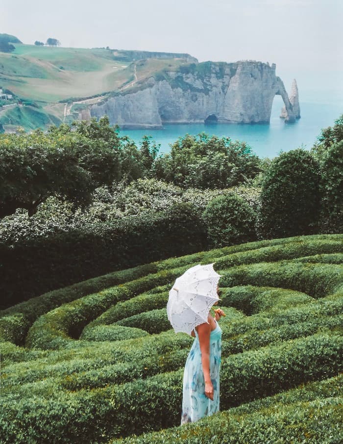 Những vách đá Etretat nhìn từ khu vườn