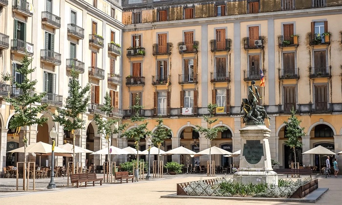 Những trải nghiệm du lịch ở Girona - Plaça Independencia