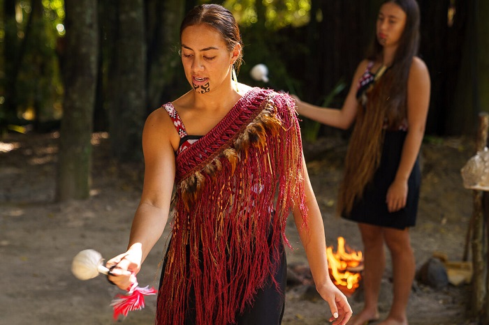 Người Maori trong một ngôi làng ở Rotorua, New Zealand - văn hóa Maori ở New Zealand