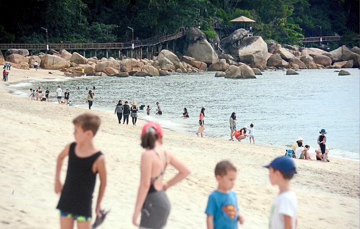 Bãi biển Teluk Cempedak - một trong Những địa điểm du lịch nổi tiếng ở Kuantan