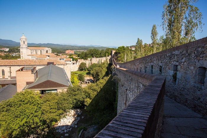 Passeig de la Muralla là nơi bạn có thể ngắm nhìn thành phố từ trên  cao - Những trải nghiệm du lịch ở Girona