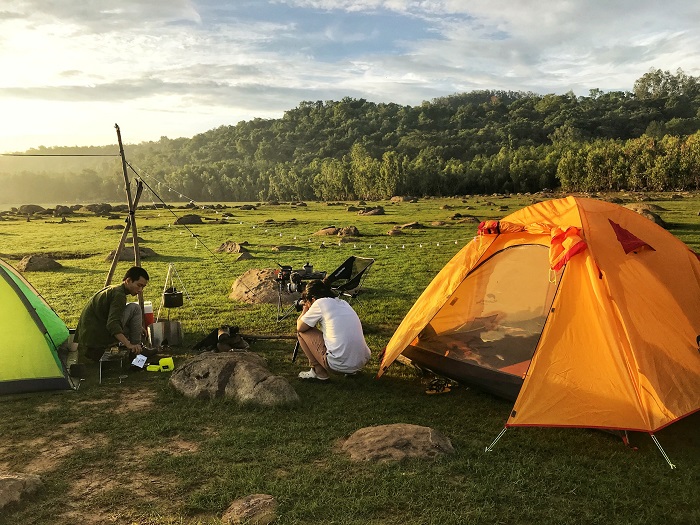 Khu cắm trại trong rừng ven hồ Trị An gần đá chữ thập Đồng Nai