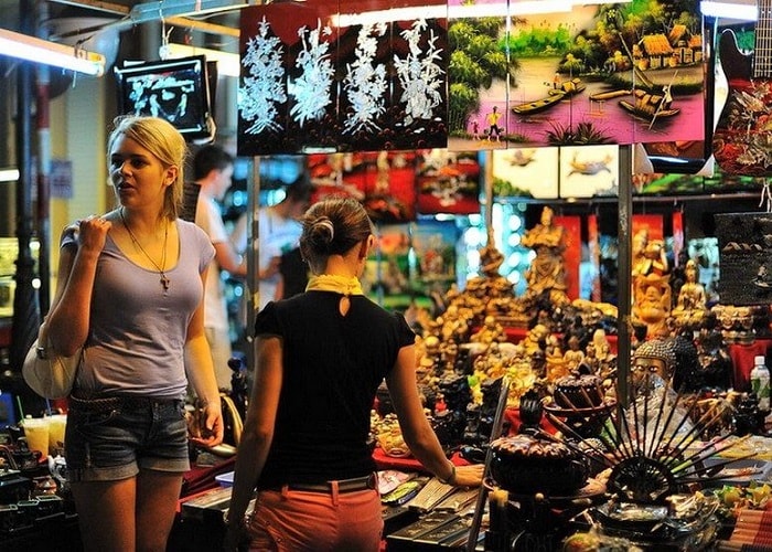 Ha Long night market - shopping paradise attracts visitors