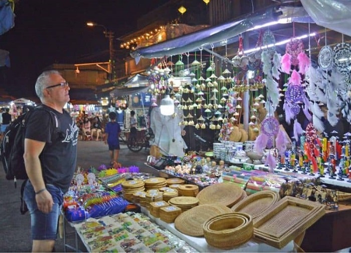 Ha Long night market - shopping destination attracts visitors