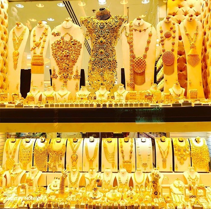 vàng được trưng bày khắp nơi ở chợ vàng Gold Souk 