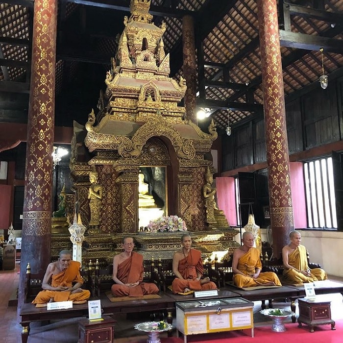 tượng thiền sư - điểm ấn tượng của chùa Wat Phra Singh