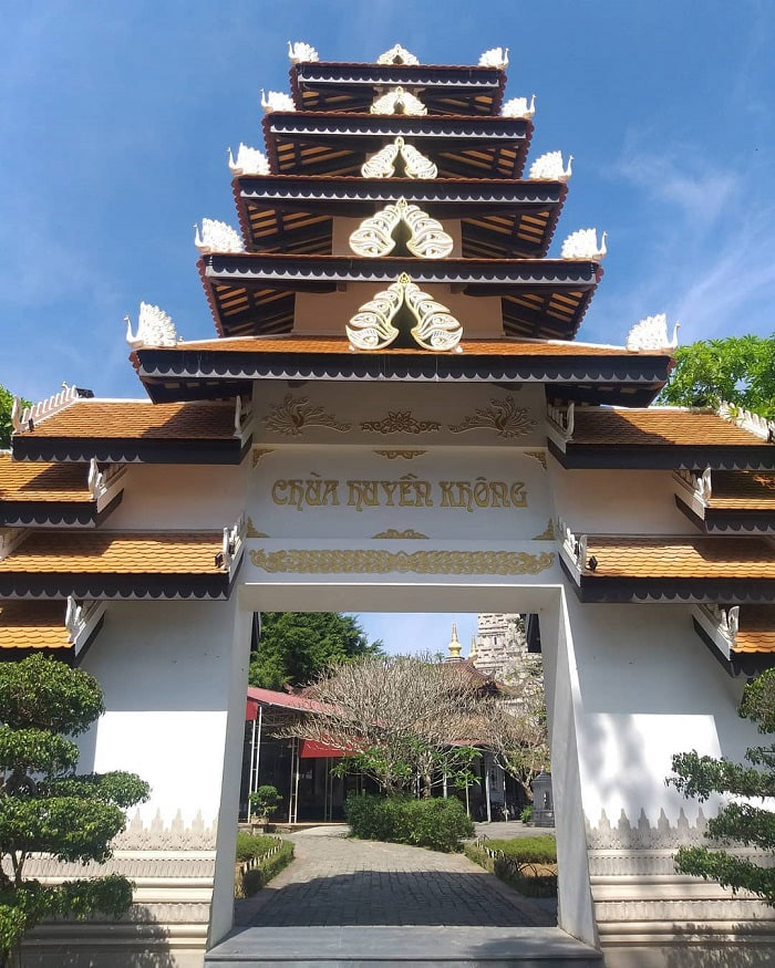 Huyen Khong Pagoda 1, Hue - bold Japanese architecture