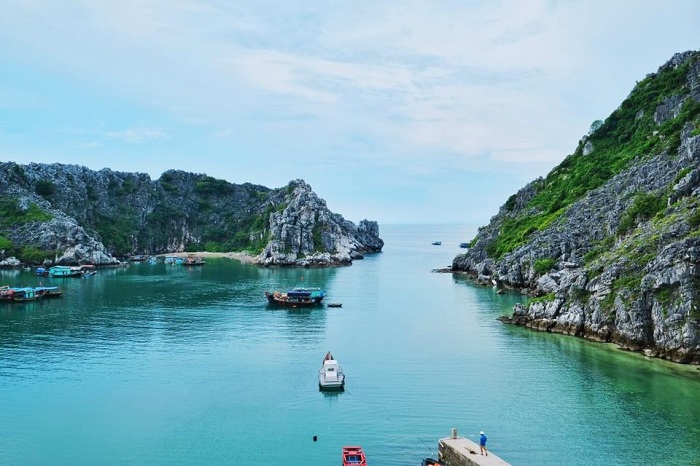 Đảo Long Châu là nơi không phát triển du lịch nên khá hoang sơ