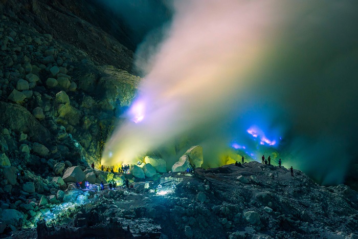 Ngọn lửa điện xanh tỏa ra từ hồ miệng núi lửa vào ban đêm - du lịch Banyuwangi