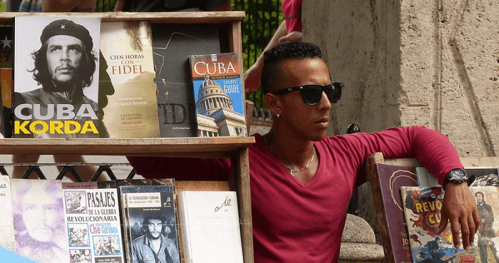 Cửa hàng sách cũ Plaza De Armas - Địa chỉ mua sắm quà lưu niệm ở Havana Cuba