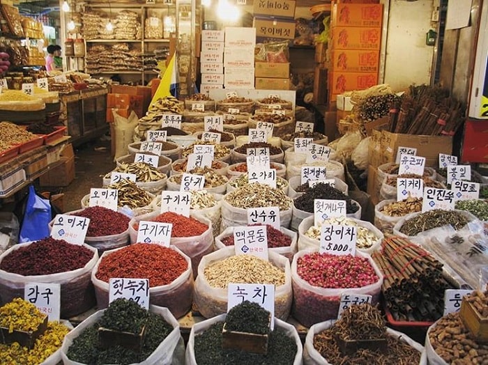 điểm tham quan nổi tiếng ở Daegu - chợ thuốc Yangnyeongsi