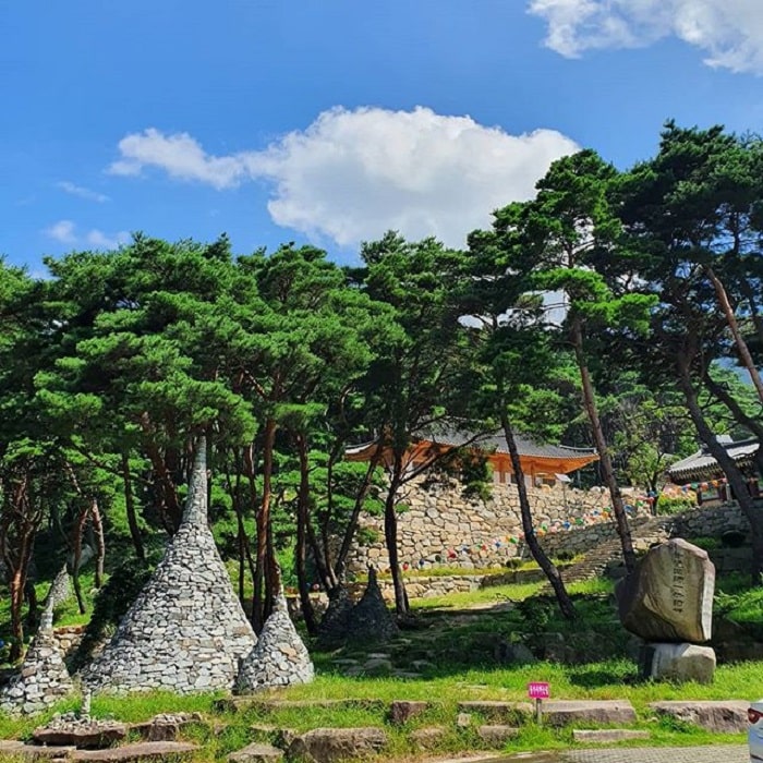 khung cảnh đền Yugasa - điểm tham quan nổi tiếng ở Daegu