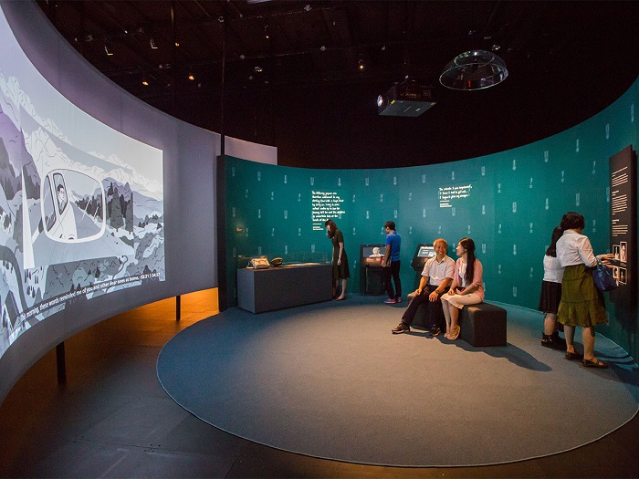 Những màn hình tương tác cực lớn được đặt tại bảo tàng bảo tàng Quốc gia Singapore