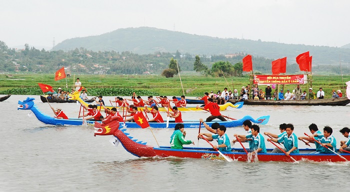 See boating on O Loan lagoon - what beautiful season to Phu Yen tourism