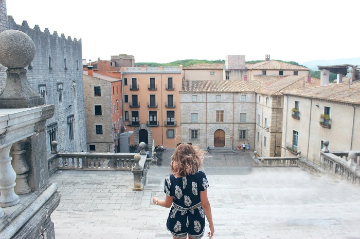 Nhìn từ nhà thờ Girona xuống thành phố - trải nghiệm du lịch ở Girona