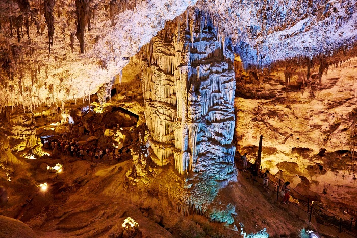 Hang động Neptune's Grotto - địa điểm du lịch Sardinia