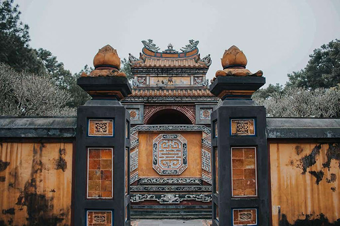 Viếng lăng Tự Đức triều Nguyễn ở Huế -  được xây bằng gạch, đá