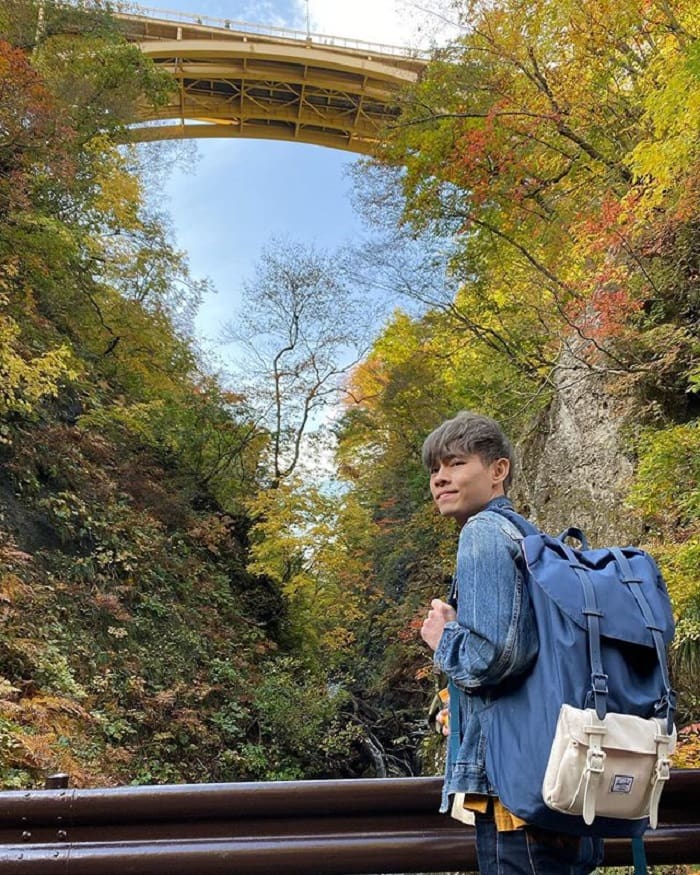 check in dưới vòm cầu - hẻm núi Naruko Gorge Nhật Bản