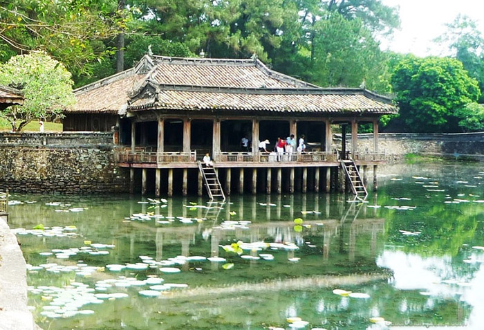 Viếng lăng Tự Đức triều Nguyễn ở Huế - Khiêm Cung Môn