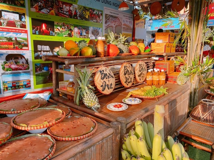 Quang Ninh Gate tourist area - food court