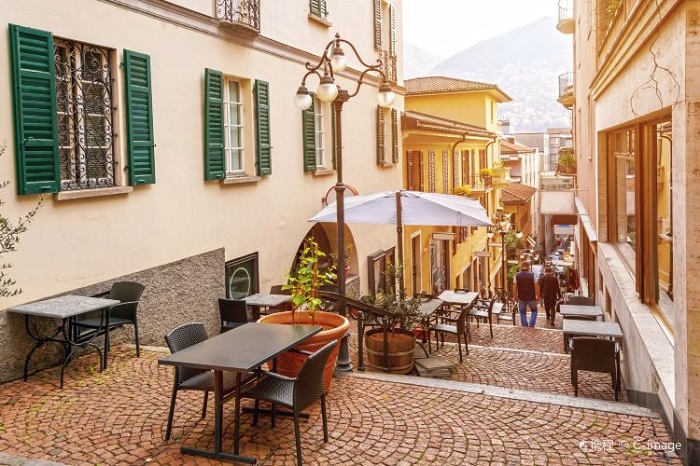 Những con phố dốc và hẹp ở khu phố cổ Lugano