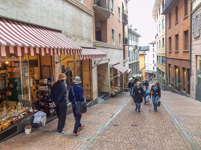 Con đường mua sắm bộ hành ở phố Via Nassa - khu phố cổ Lugano