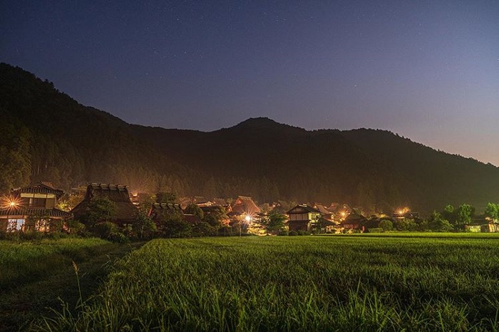 khung cảnh đêm lấp lánh - làng Miyama Kayabuki