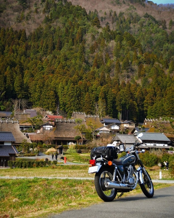 dạo quanh bằng xe máy - làng Miyama Kayabuki