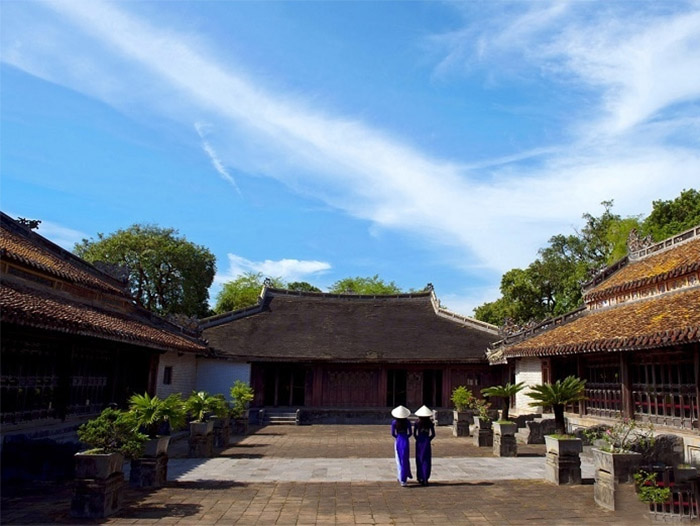 Visit the Tomb of Tu Duc Nguyen Dynasty in Hue - Khiem Lang