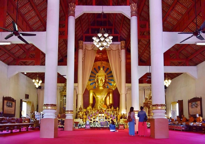 lễ phật - hoạt động không thể bỏ qua tại chùa Wat Phra Singh