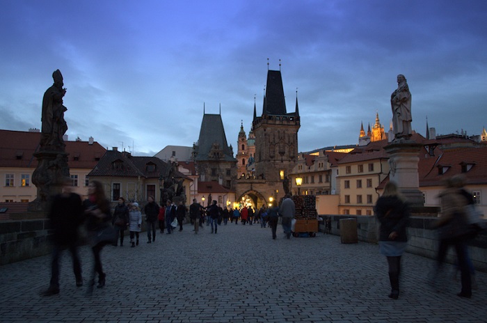 Cầu Charles về đêm - lịch trình 3 ngày ở Prague