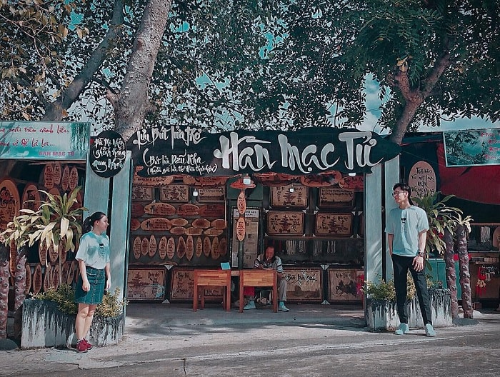 souvenir shop - the location near the grave of poet Han Mac Tu