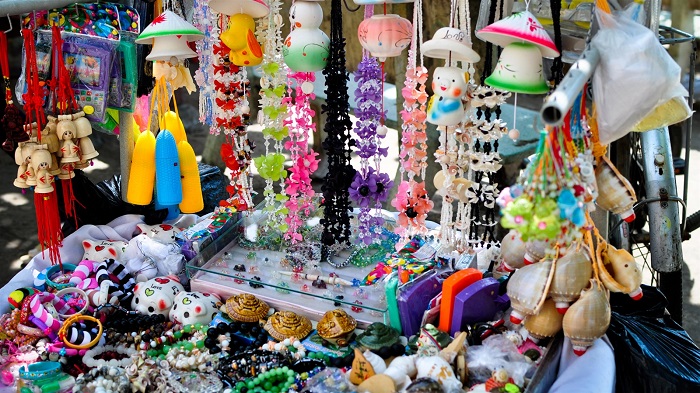 Shopping in Ha Long - buying souvenirs as gifts