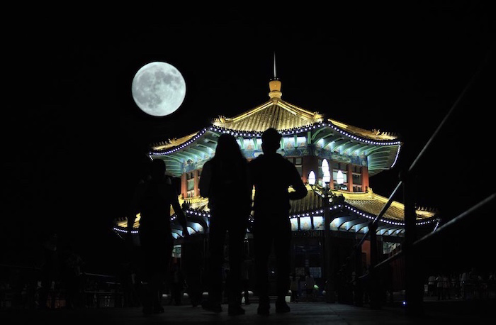 Tìm hiểu phong tục đón Tết trung thu ở Trung Quốc - Ngắm trăng là hoạt động được giới trẻ yêu thích