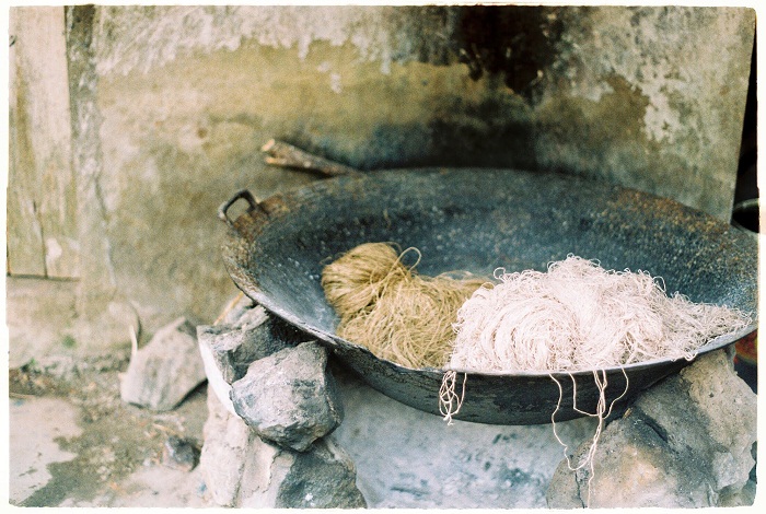 Nguyên liệu sản xuất tại làng dệt lanh Lùng Tám 