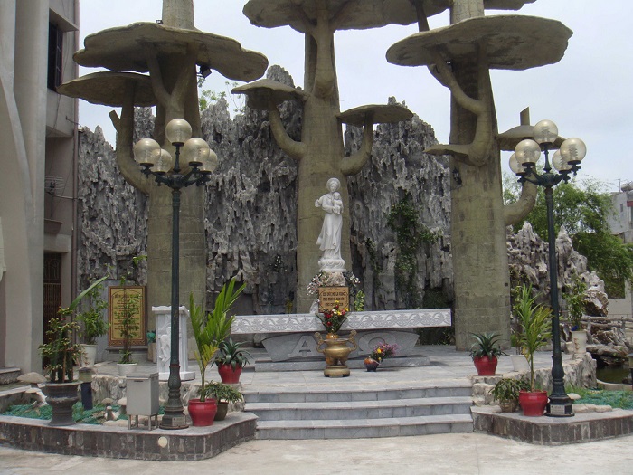 Tham quan nhà thờ chính tòa Thái Bình để được chiêm ngưỡng bức tượng Đức Mẹ Lavang