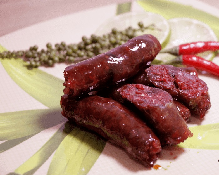 Launching An Giang - an irresistible delicious dish - beef sausage is grilled on a charcoal stove