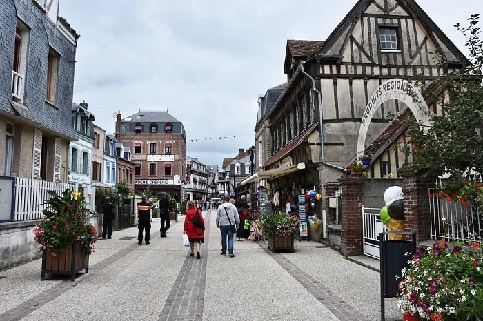Khu chợ cổ trên Place Foch - Những vách đá Etretat