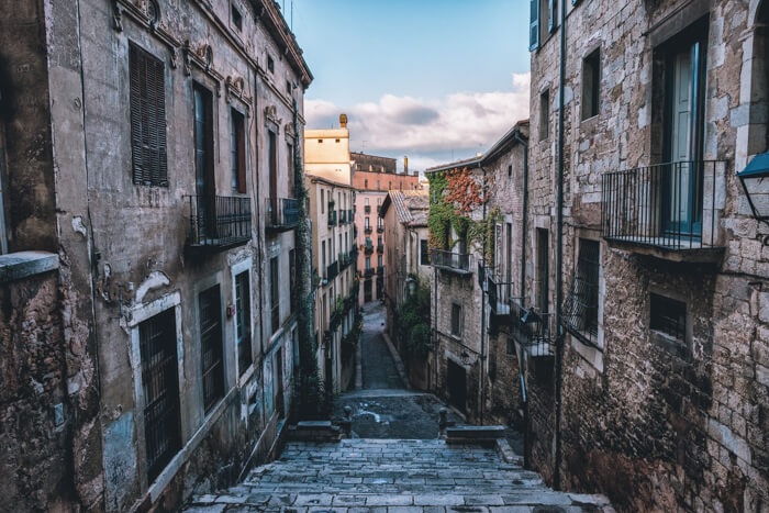 Những con đường hẹp kiểu bậc thang trong khu phố Do Thái - Những trải nghiệm du lịch ở Girona