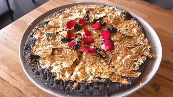 bánh pizza hoàng gia món ăn phủ vàng ở Dubai đắt nhất 