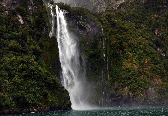 Một thác nước trong vườn quốc gia Fiordland - du lịch Milford Sound