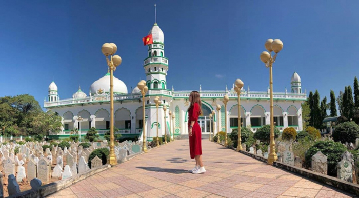 Check in Masjid Jamiul Azhar Mosque - the most majestic mosque in An Giang