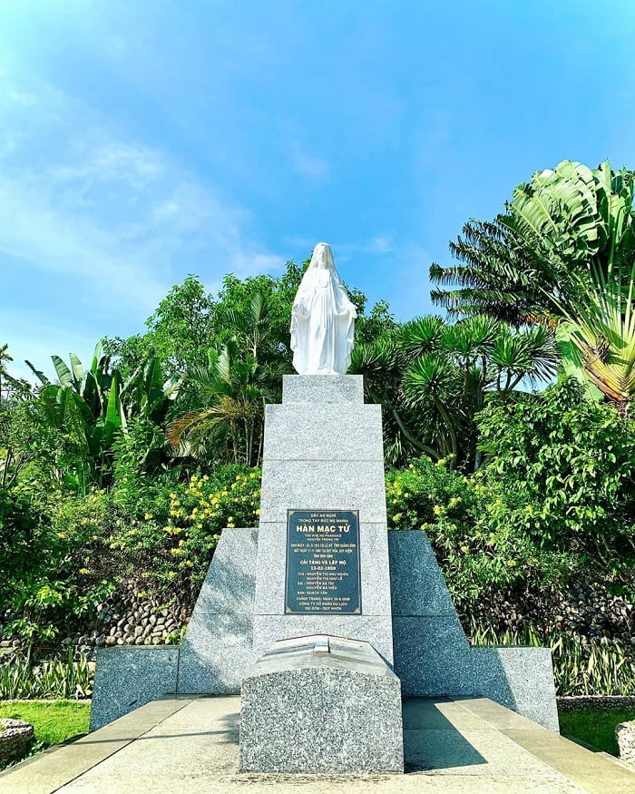 tượng đức mẹ Maria - điểm nhấn của mộ thi sĩ Hàn Mặc Tử