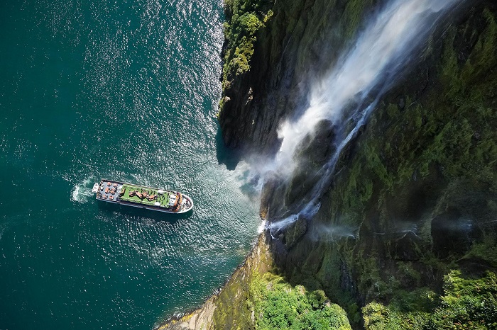 Đi thuyền tới thác nước - du lịch Milford Sound