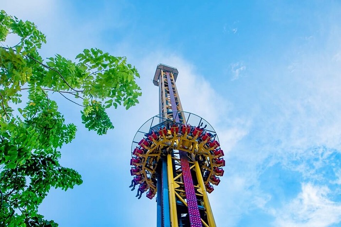 Trò chơi Golden Sky Tower tại công viên châu Á 