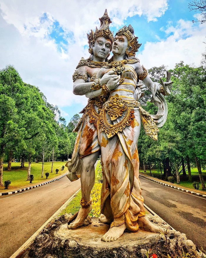 Một bức tượng khổng lồ khác - Tham quan vườn bách thảo Bali Indonesia