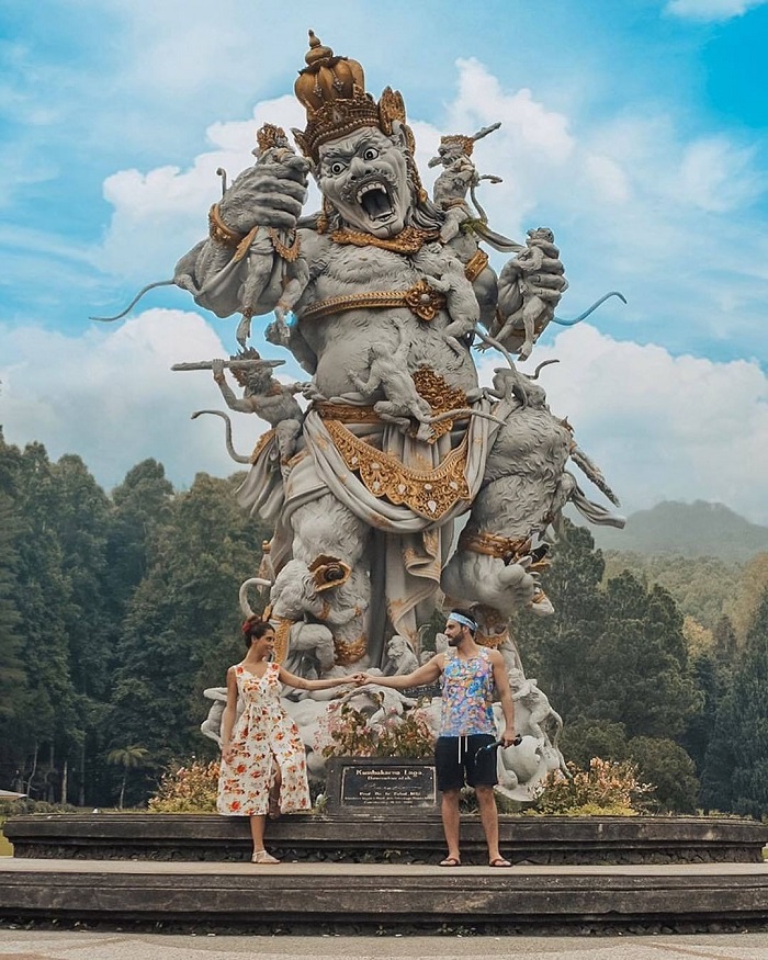 Một bức tượng được đặt ở lối vào - Tham quan vườn bách thảo Bali Indonesia
