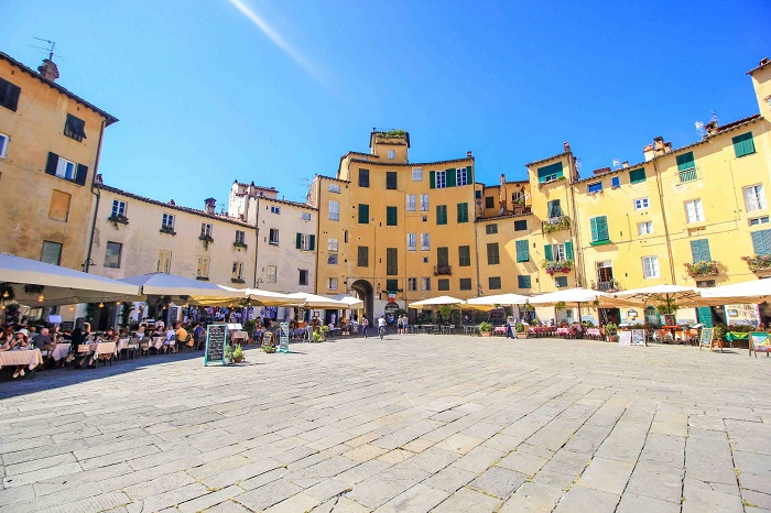 Piazza dell 'Anfiteatro - Du lịch Lucca